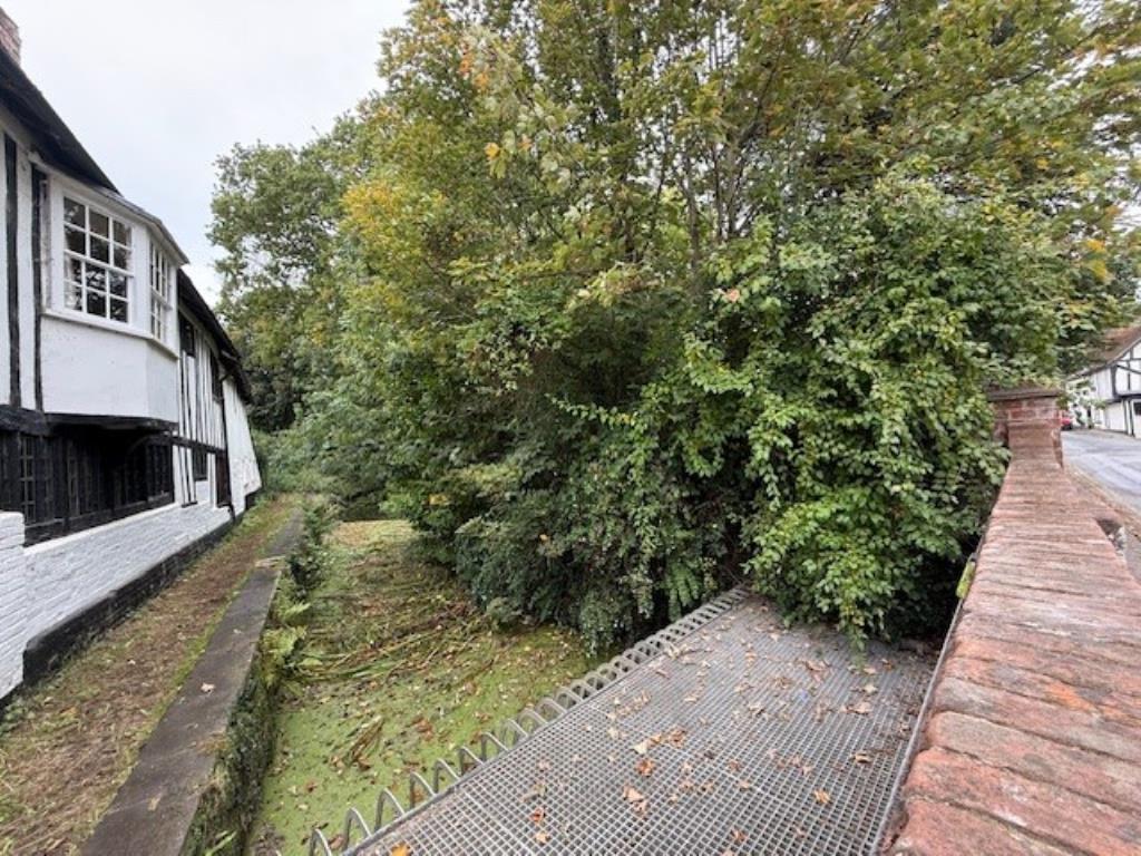 Lot: 75 - FREEHOLD PLOT OF LAND IN SUFFOLK VILLAGE - Side view showing nearby river